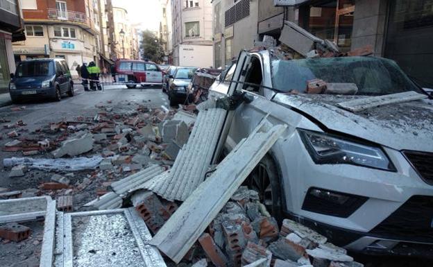 Desperfectos en la calle Alcón de Ponferrada provocados por la explosión que ha tenido lugar en una vivienda.