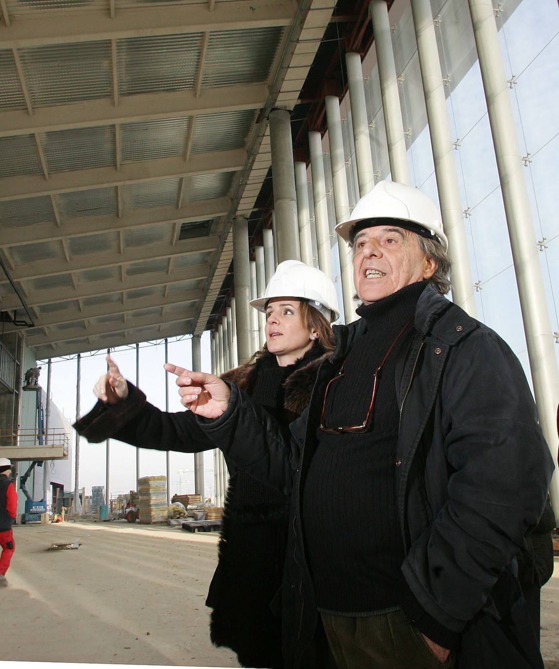 El arquitecto revisa las obras del Delibes, junto a la exconsejera Silvia Clemente.