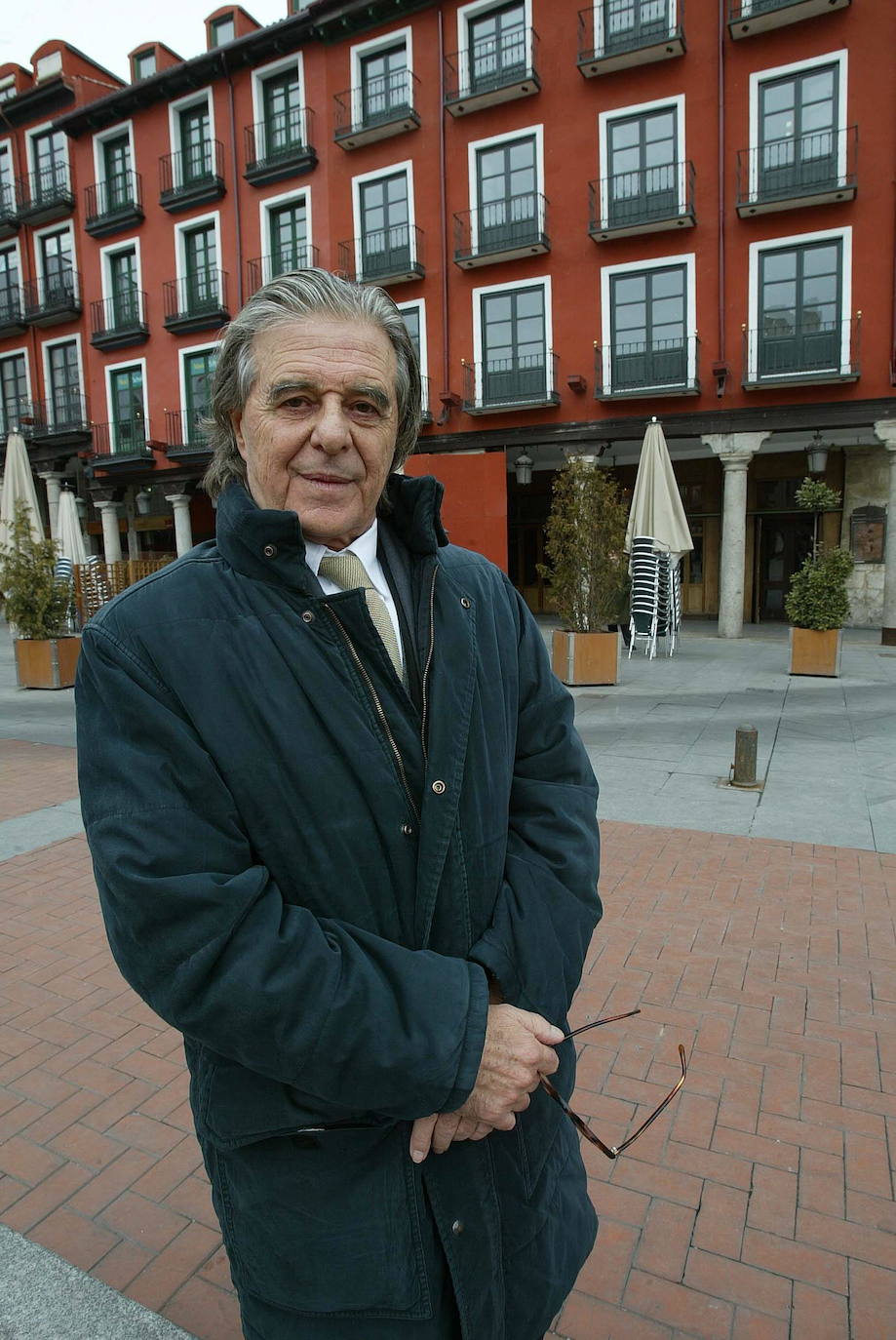 El arquitecto posa para una entrevista en la Plaza Mayor de Valladolid