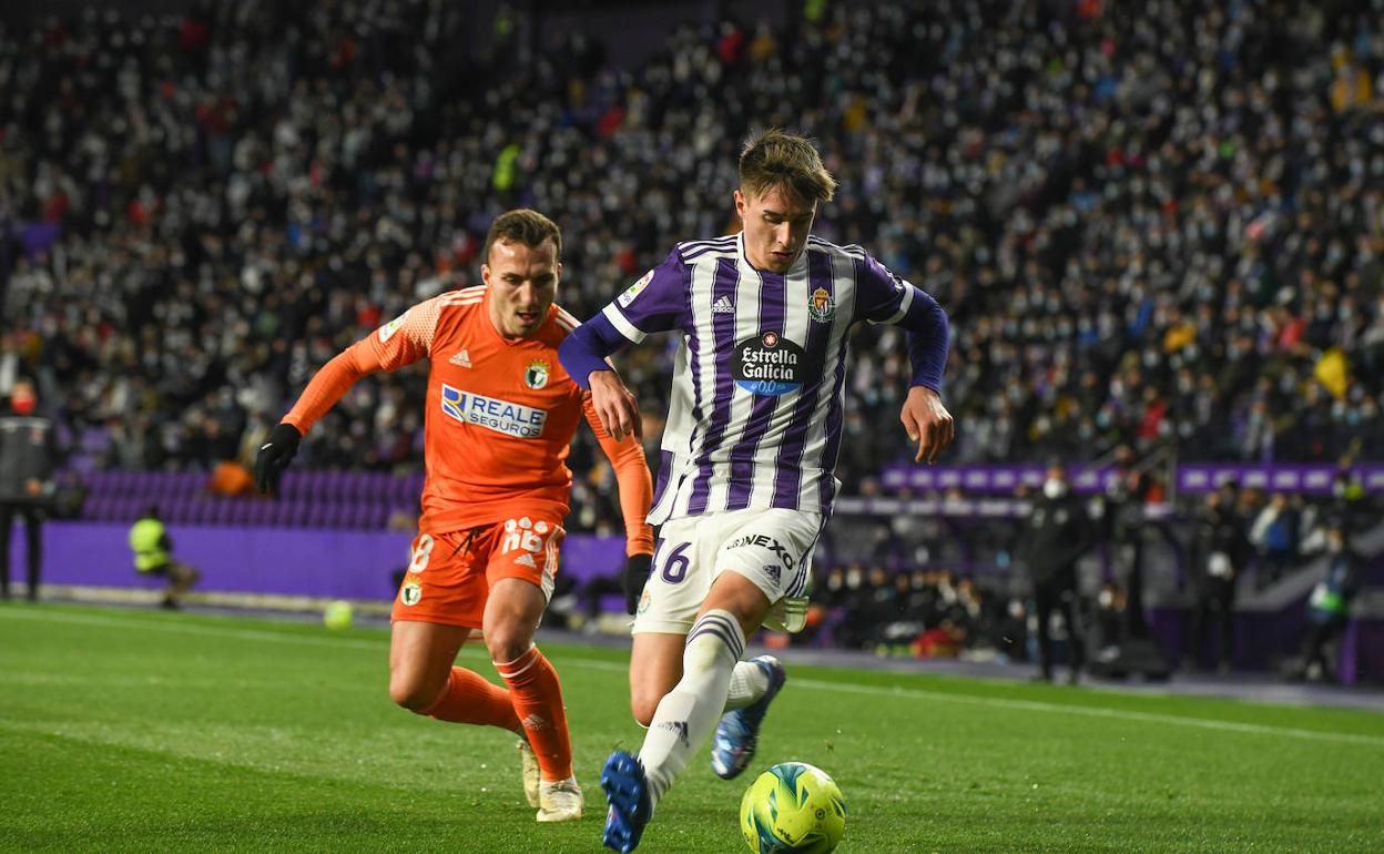 Iván Fresneda controla la pelota ante Pablo Valcarce durante el último Real Valladolid-Burgos CF