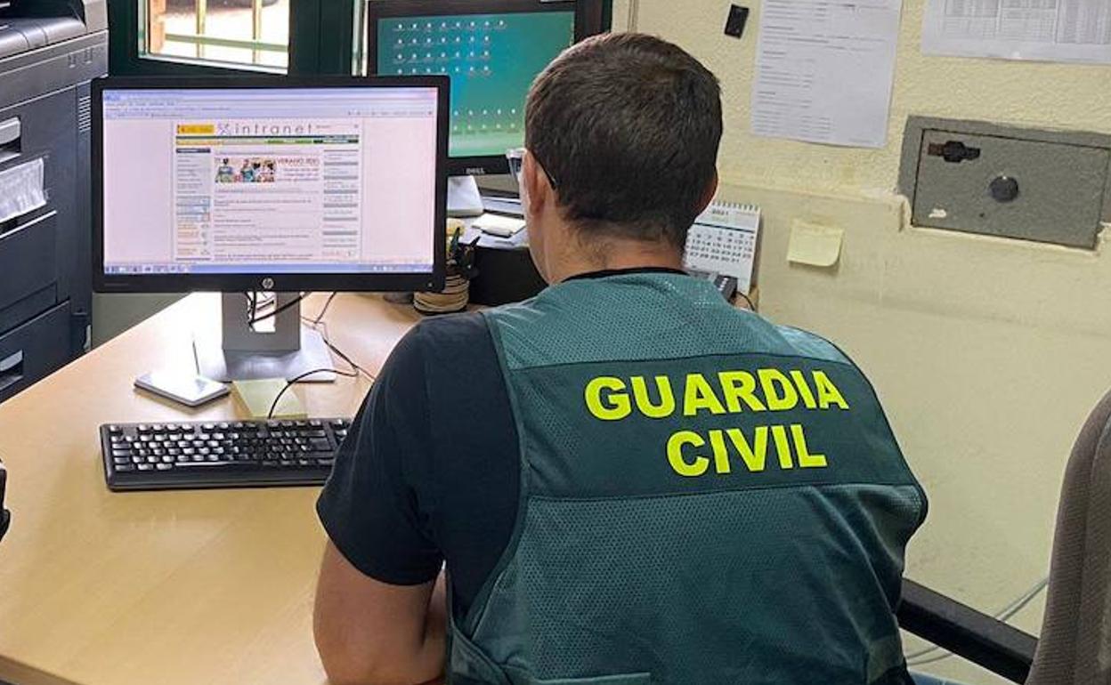 Un guardia civil, durante una investigación en una imagen de archivo. 