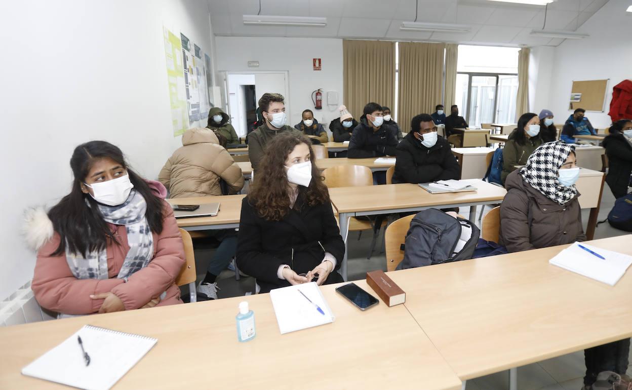 Los estudiantes de la Winter School, ayer durante una clase teórica en el campus de Palencia. 