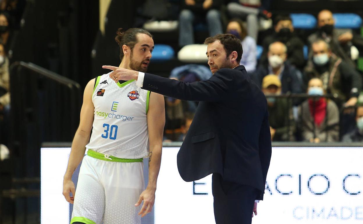 Pedro Rivero da instrucciones a Chuso González en el partido ante el Unicaja Oviedo. 