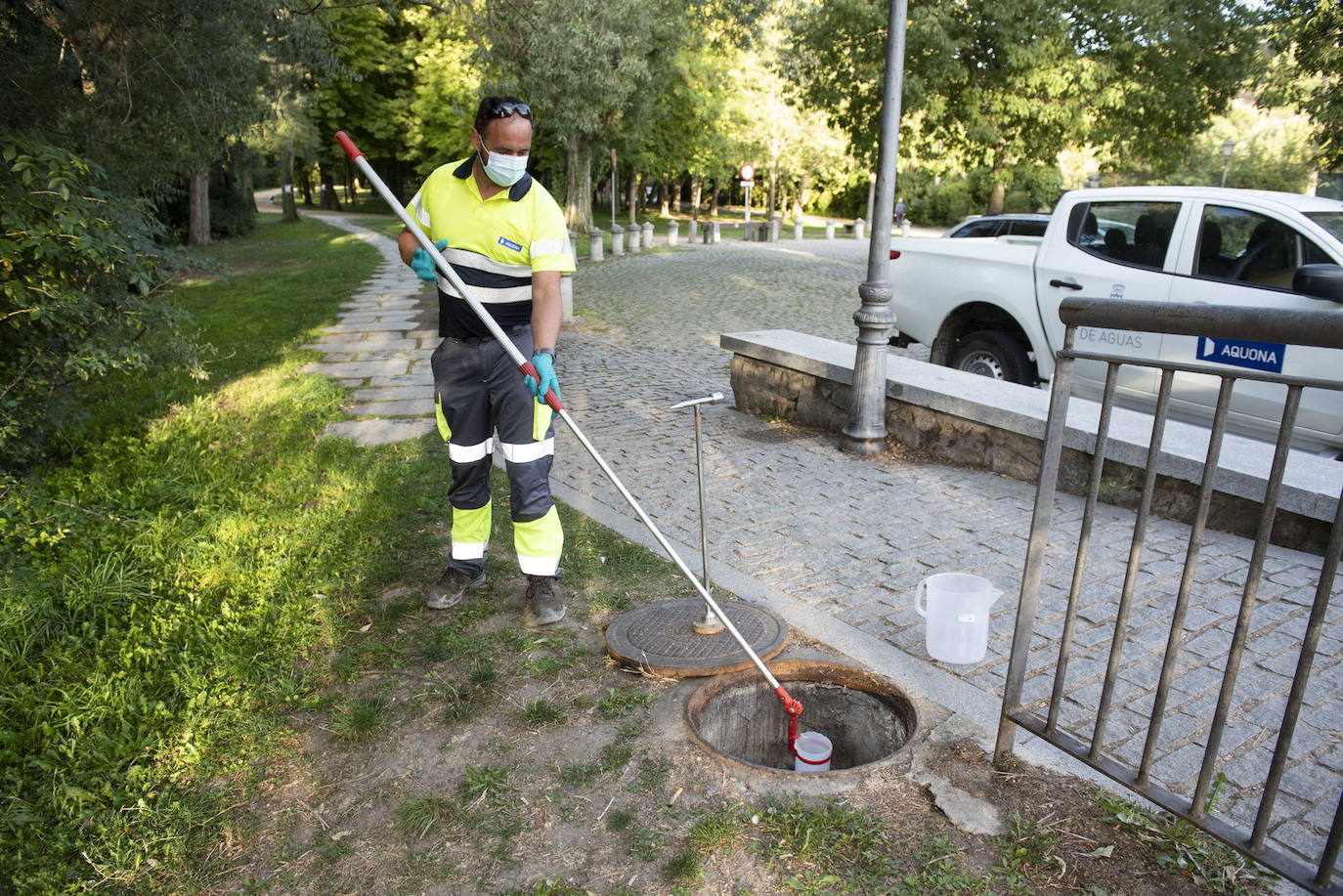 Un operario toma muestras de aguas fecales en Segovia para su análisis.