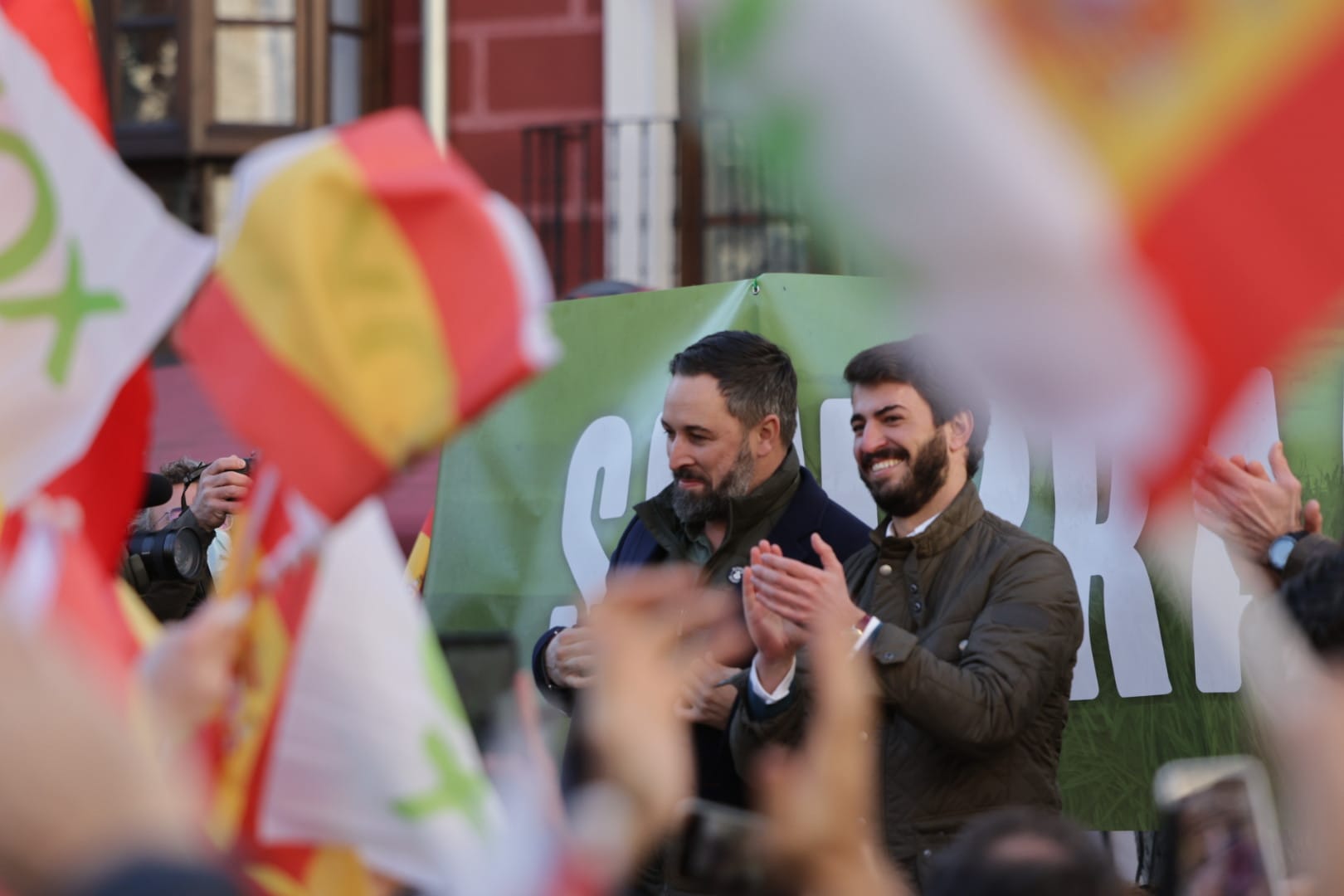 Abascal celebra un mítin en la Plaza de la Universidad de Valladolid. 