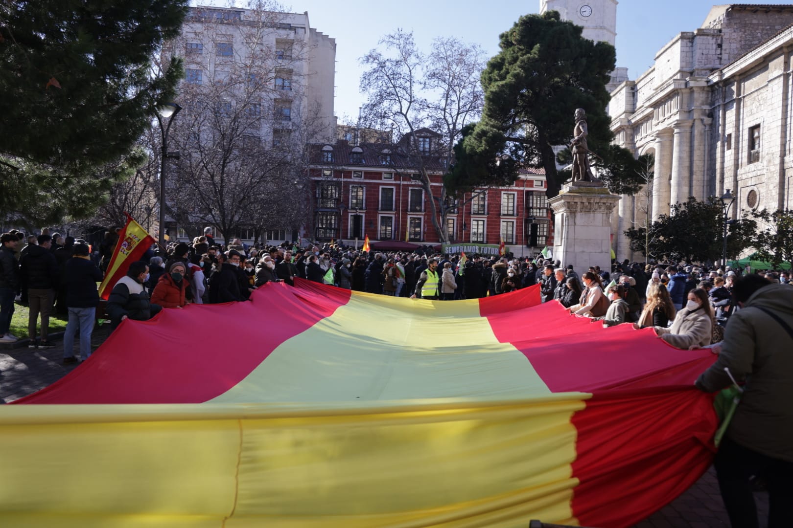 Abascal celebra un mítin en la Plaza de la Universidad de Valladolid. 