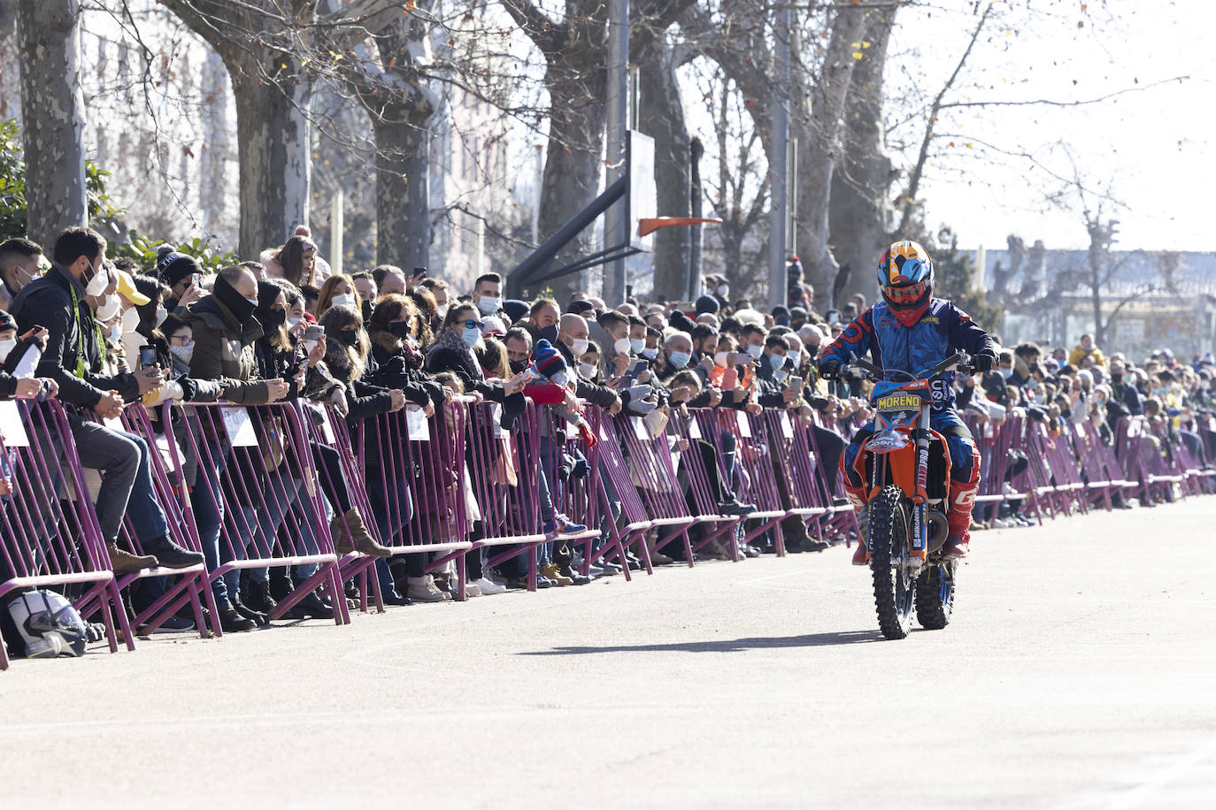 Fotos: Ambiente festivo en el desfile de banderas de Pingüinos