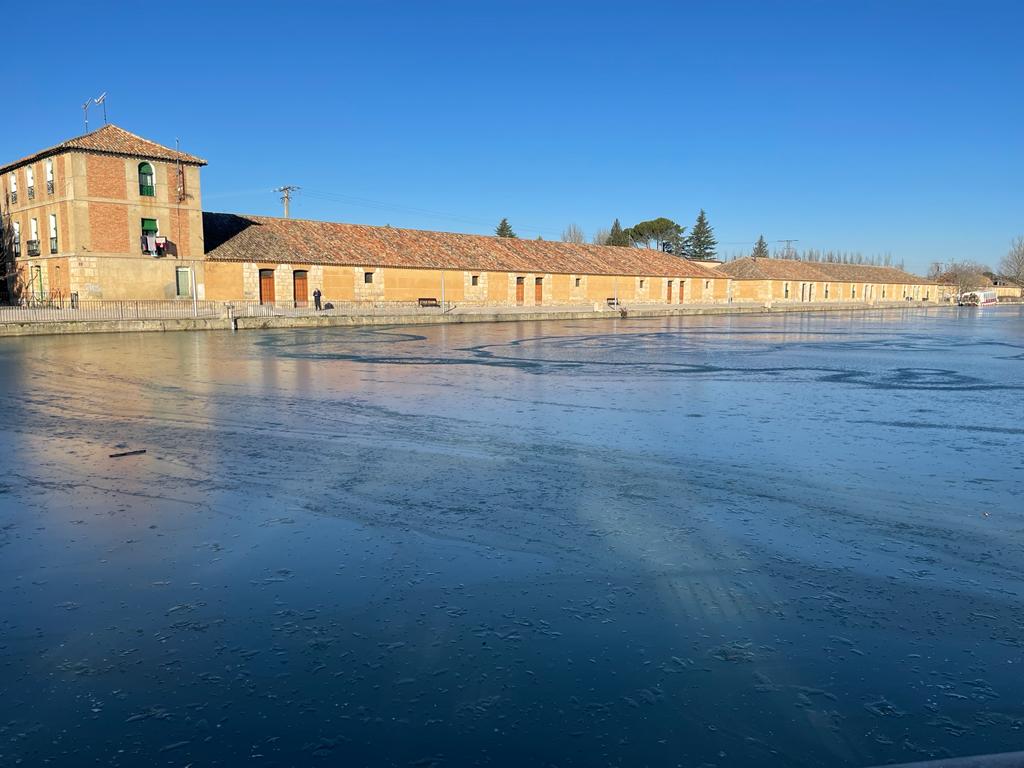 Fotos: La dársena del Canal de Castilla de Rioseco se hiela por primera vez en este invierno