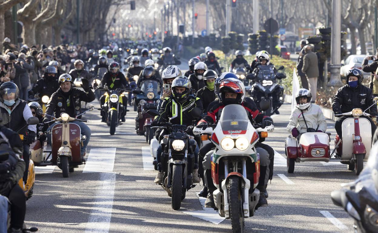 Participantes en el desfile de banderas.