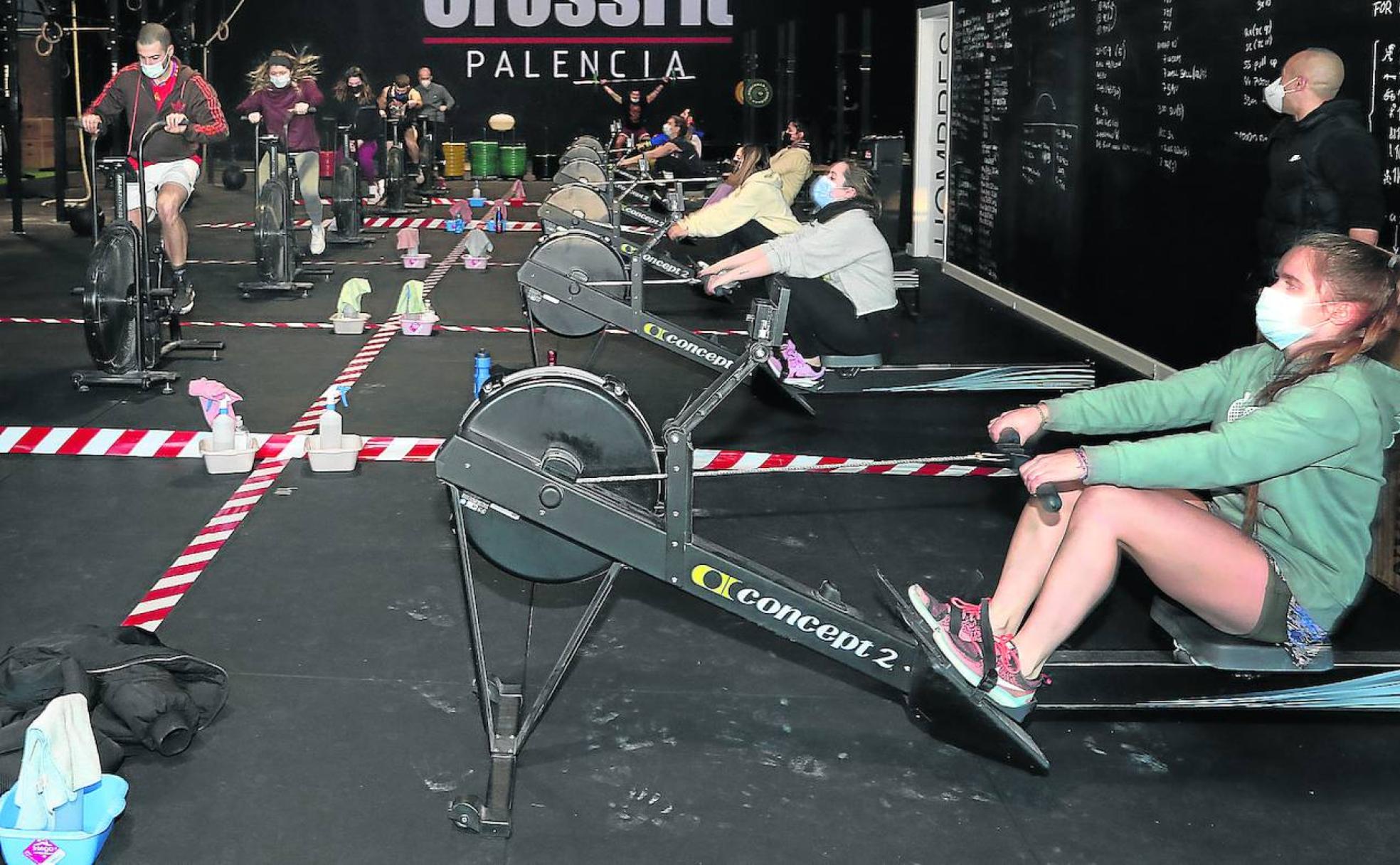 Usuarios del gimnasio, en una de las jornadas solidarias celebradas ayer.