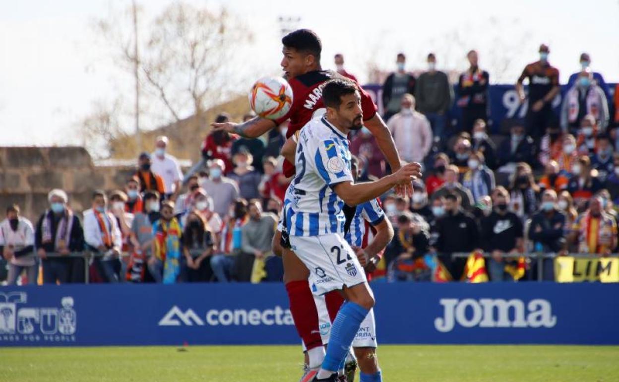 Marcos André disputa un balón con un jugador del Atlético Baleares.