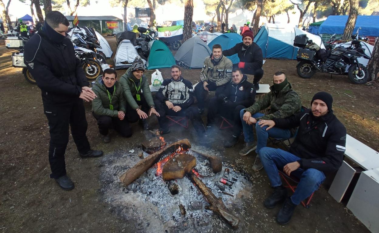 Varios motoristas se calientan después de pasar la noche en la concentración. 