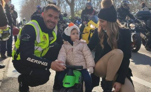 Fran Leguiche y Alba Bautista posan con su hija Adriana en Pingüinos.