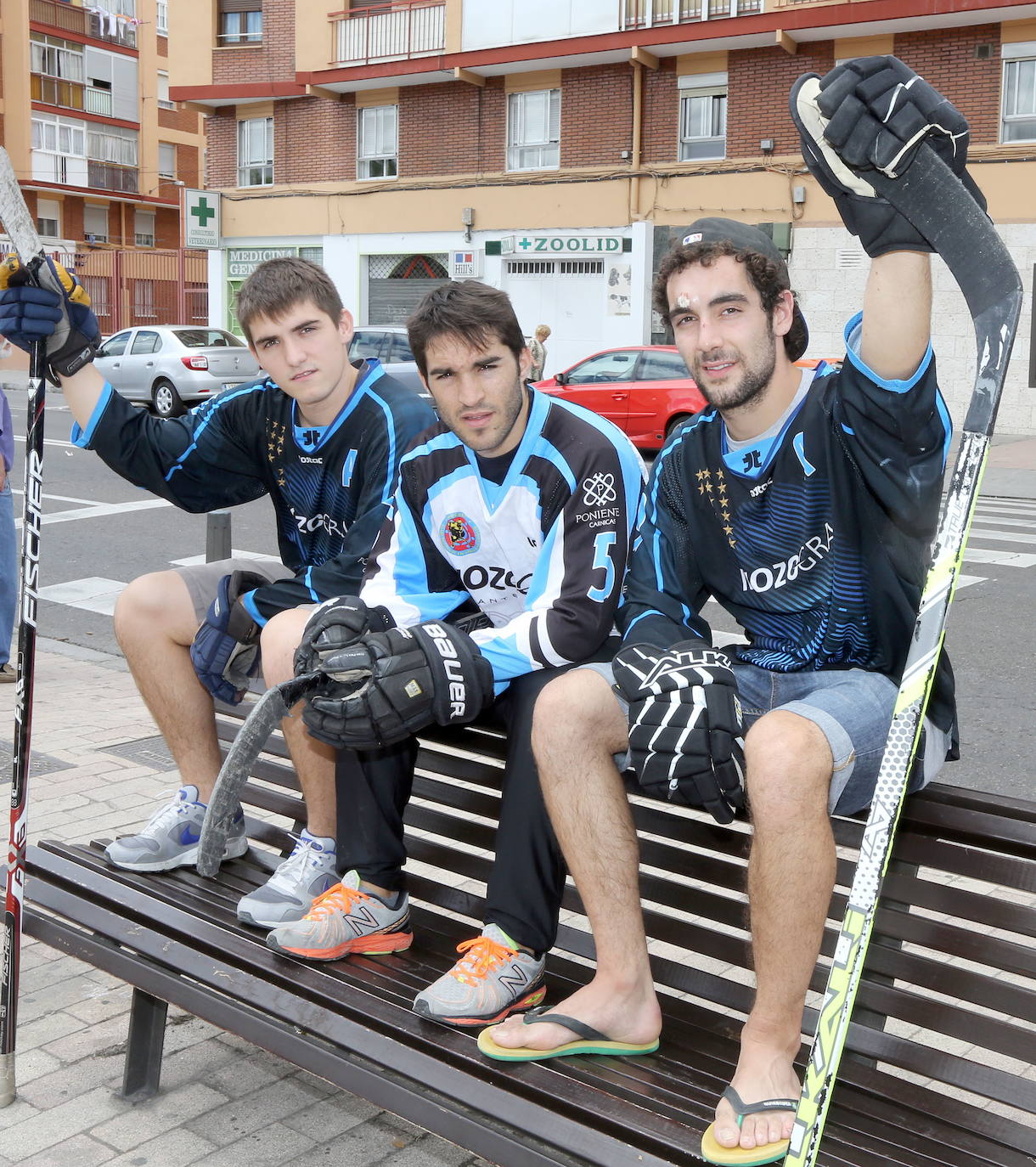 Olmo, a la derecha, junto a Rubén Herrero y Marco Pérez, poco después de ser convocados para el Mundial