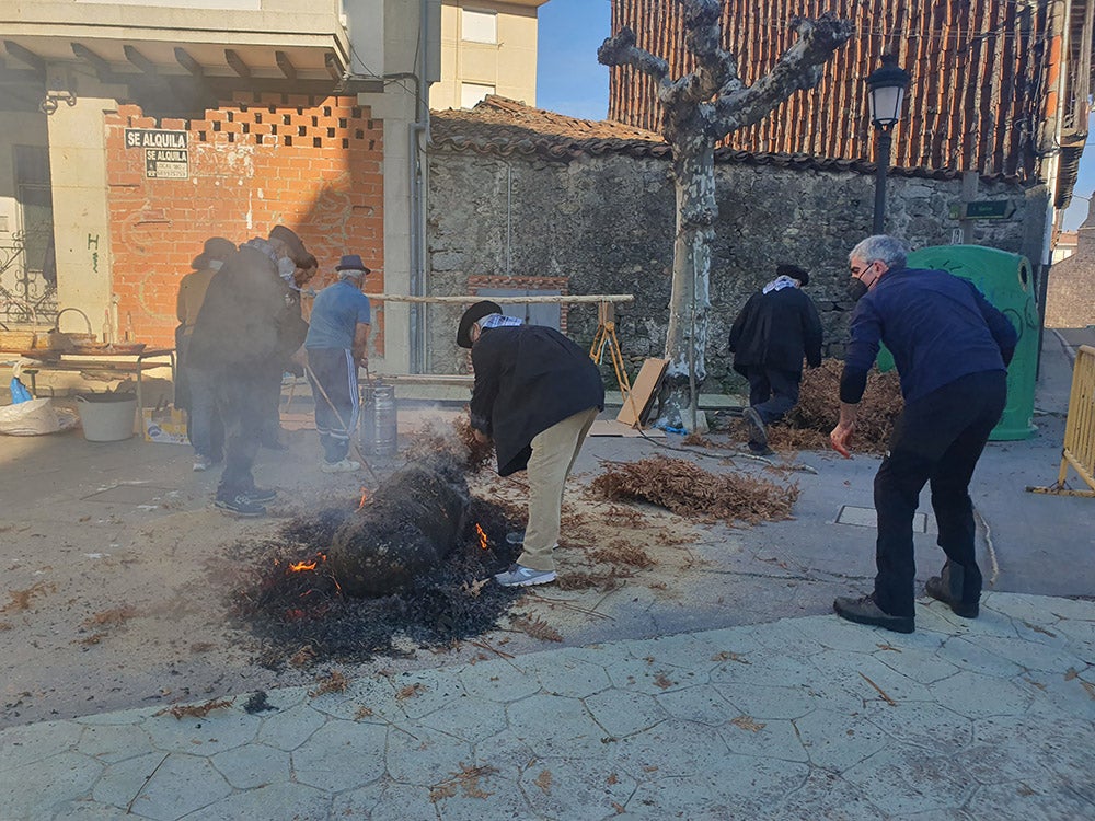 Linares de Riofrío y Las Casas del Conde celebran su tradicional matanza para disfrute de vecinos y visitantes 