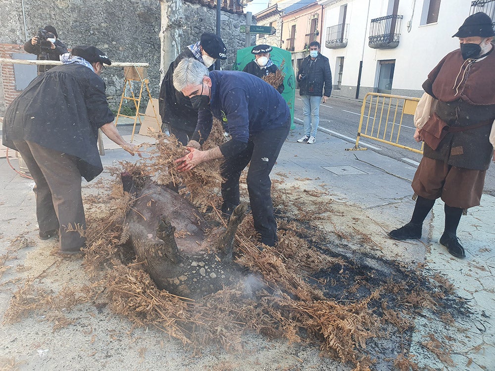 Linares de Riofrío y Las Casas del Conde celebran su tradicional matanza para disfrute de vecinos y visitantes 