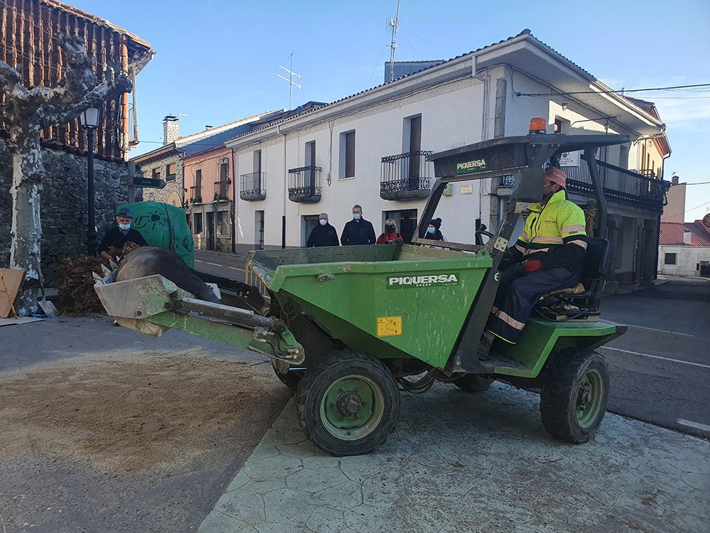 Linares de Riofrío y Las Casas del Conde celebran su tradicional matanza para disfrute de vecinos y visitantes 