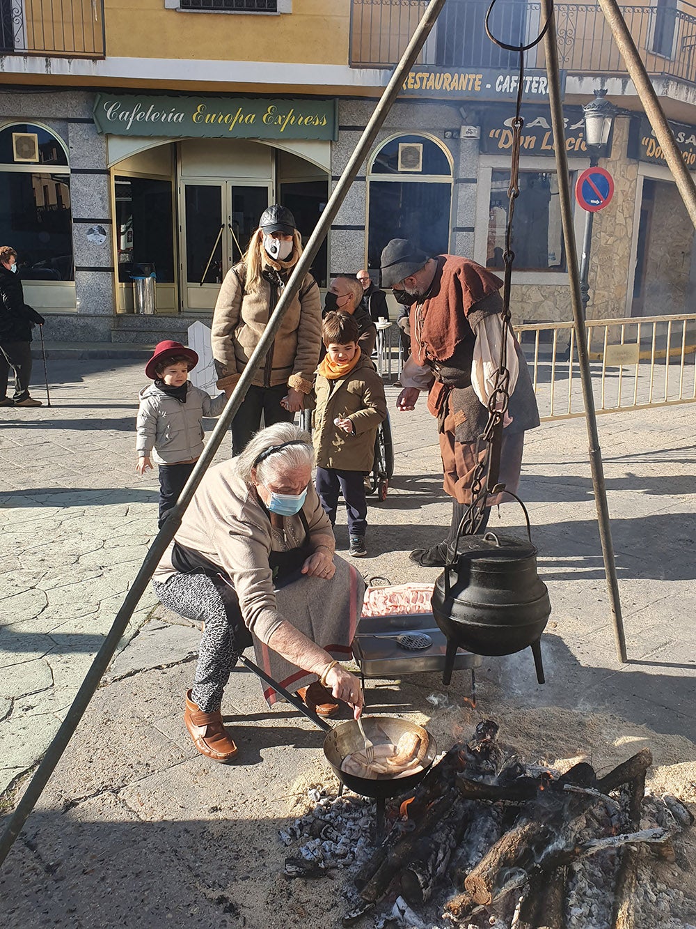 Linares de Riofrío y Las Casas del Conde celebran su tradicional matanza para disfrute de vecinos y visitantes 