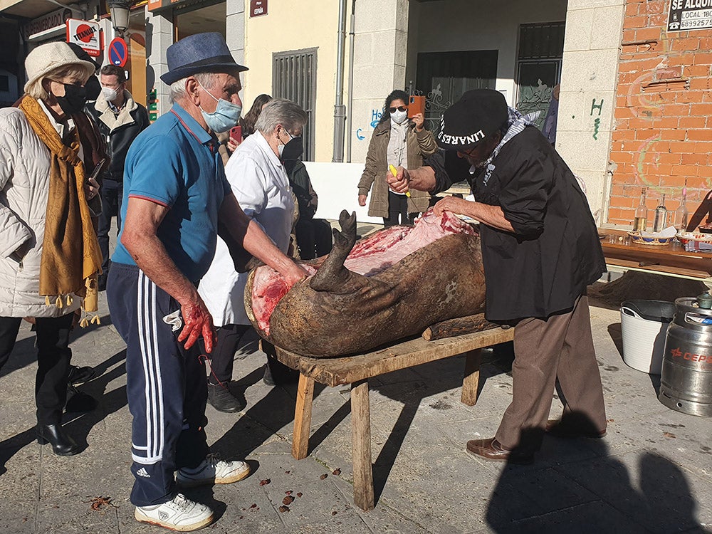 Linares de Riofrío y Las Casas del Conde celebran su tradicional matanza para disfrute de vecinos y visitantes 