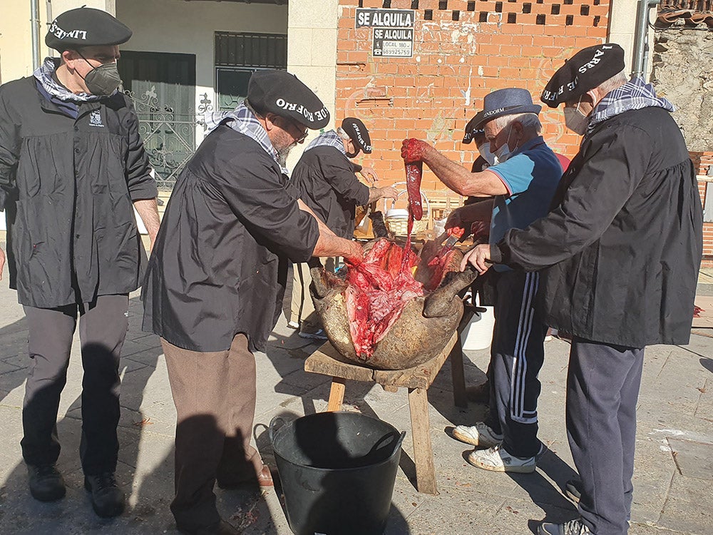 Linares de Riofrío y Las Casas del Conde celebran su tradicional matanza para disfrute de vecinos y visitantes 