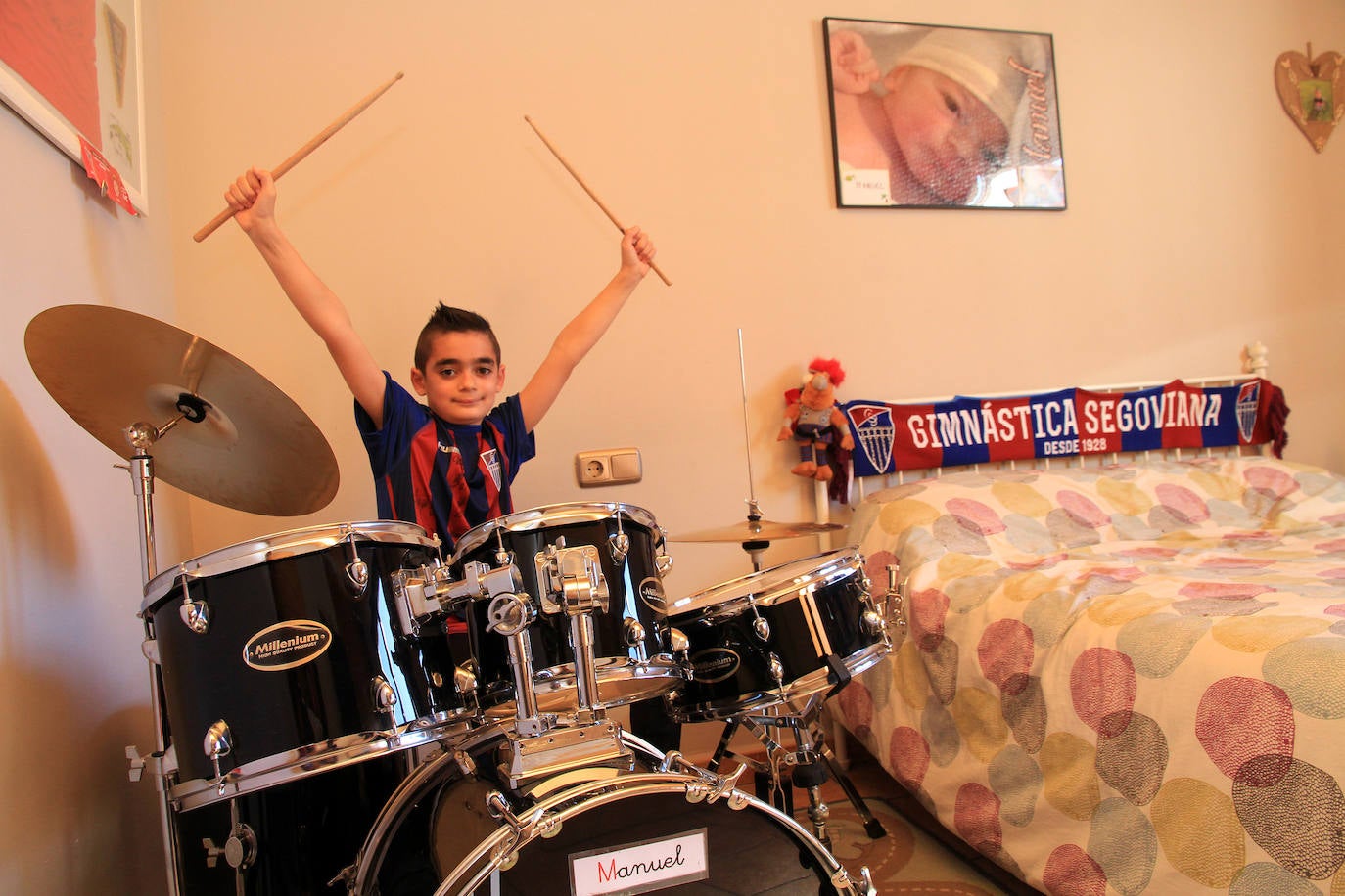 Manuel Arranz, en su cuarto, con la camiseta y la bufanda de la Gimnástica Segoviana.