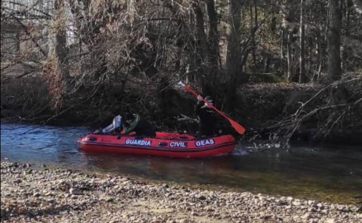 Buzos de la Guardia Civil peinan este domingo las orillas del río entre Carrión y Villoldo. 