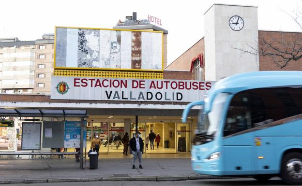 Fachada de la estación de autobuses, en Puente Colgante.