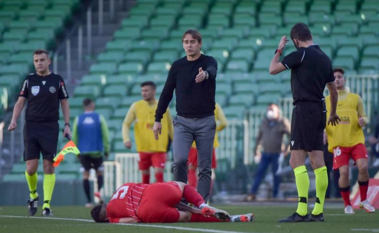 Julen Lopetegui protesta una falta sobre Ocampos. 