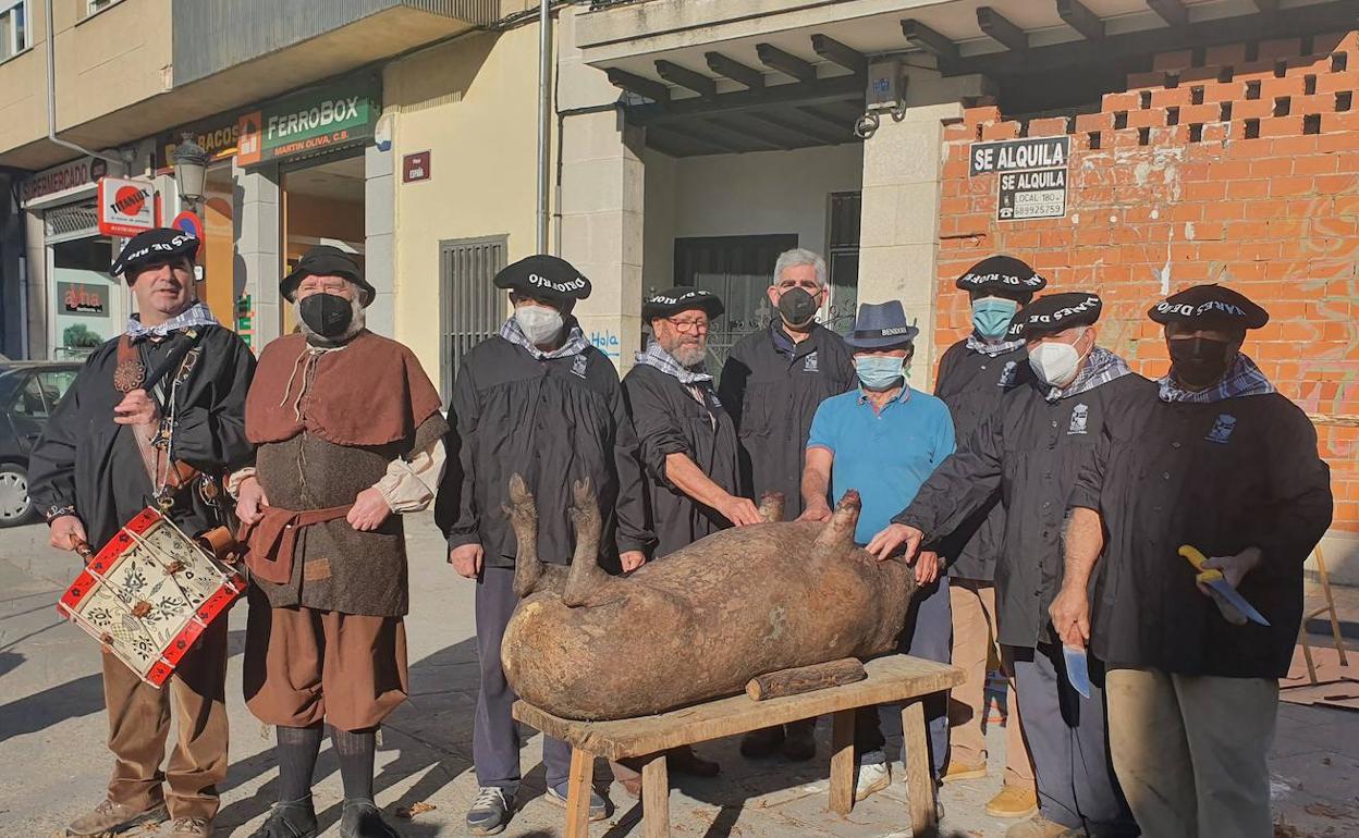 Miembros de la asociación de mayores y del Ayuntamiento de Linares con el tamborilero y el animador. 