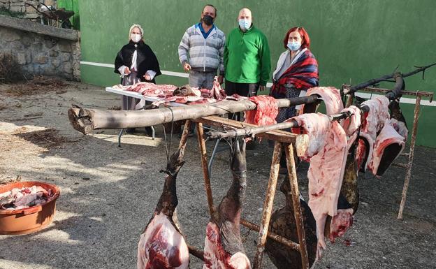 El alcalde y el matancero de honor de Las Casas del Conde junto a dos de las participantes. 