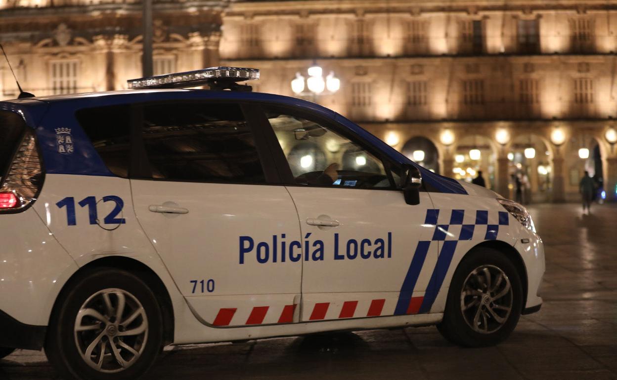 Un coche de la Policía Local patrulando en la plaza mayor Salamanca. 