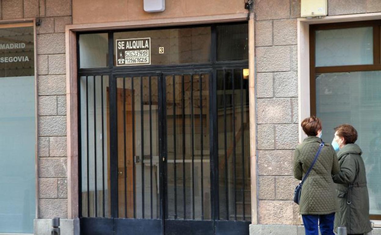 Un portal de un edificio en Segovia donde se alquila una vivienda.