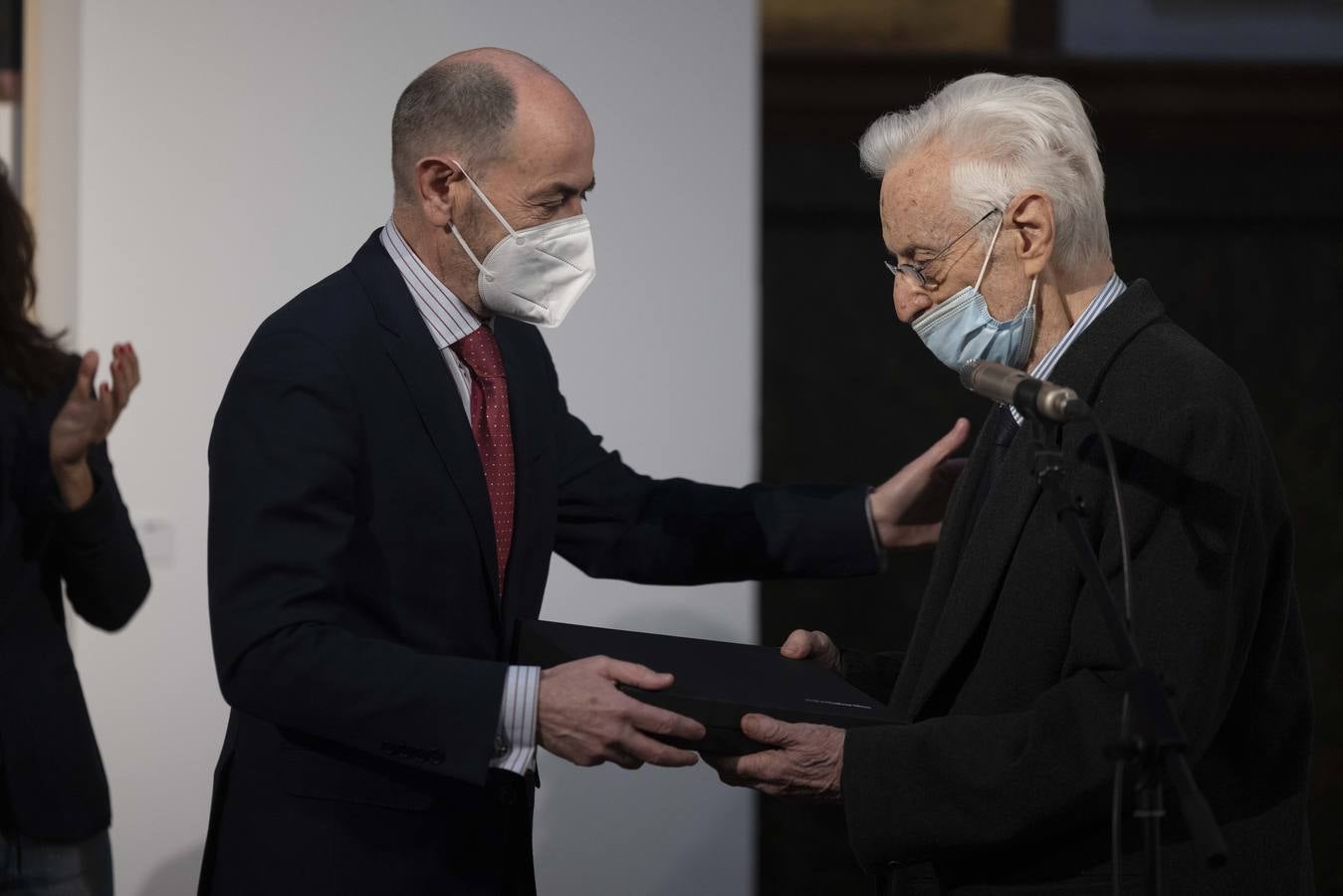 Fotos: La sala de Las Francesas acoge la muestra con las obras finalistas del certamen de pintura de Acor