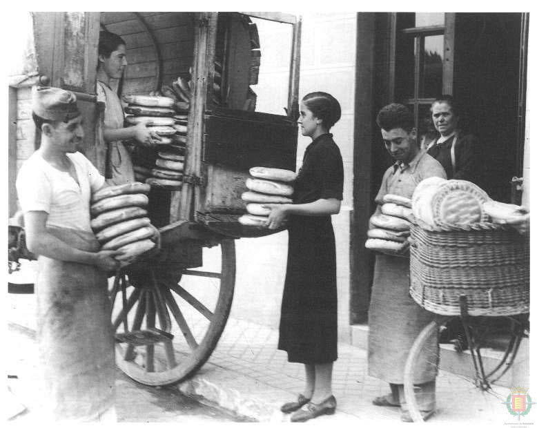 Empleados de una panadería preparando el reparto del pan en lso años 40.