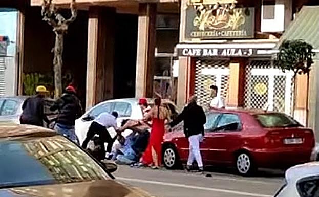 Los agresores golpean a la víctima en el suelo el 1 de enero.