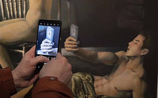 Un hombre fotogafía 'Seflie por me', una de las obras de la exposición.
