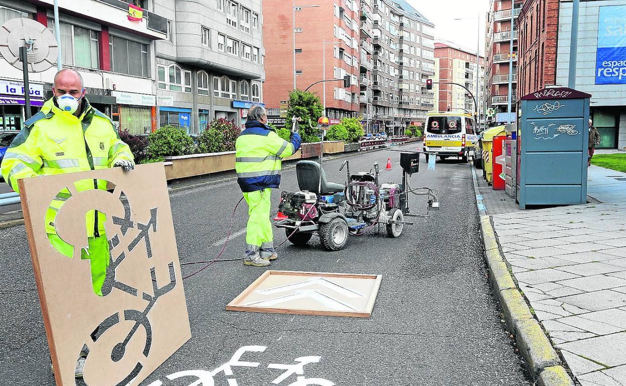 Pintado de señales indicativas de carril compartido con ciclistas, en abril de 2020.