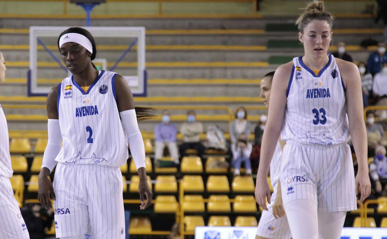 Kahleah Copper y Katie Lou Samuelson, jugadoras del CBAvenida, en un partido esta temporada. 