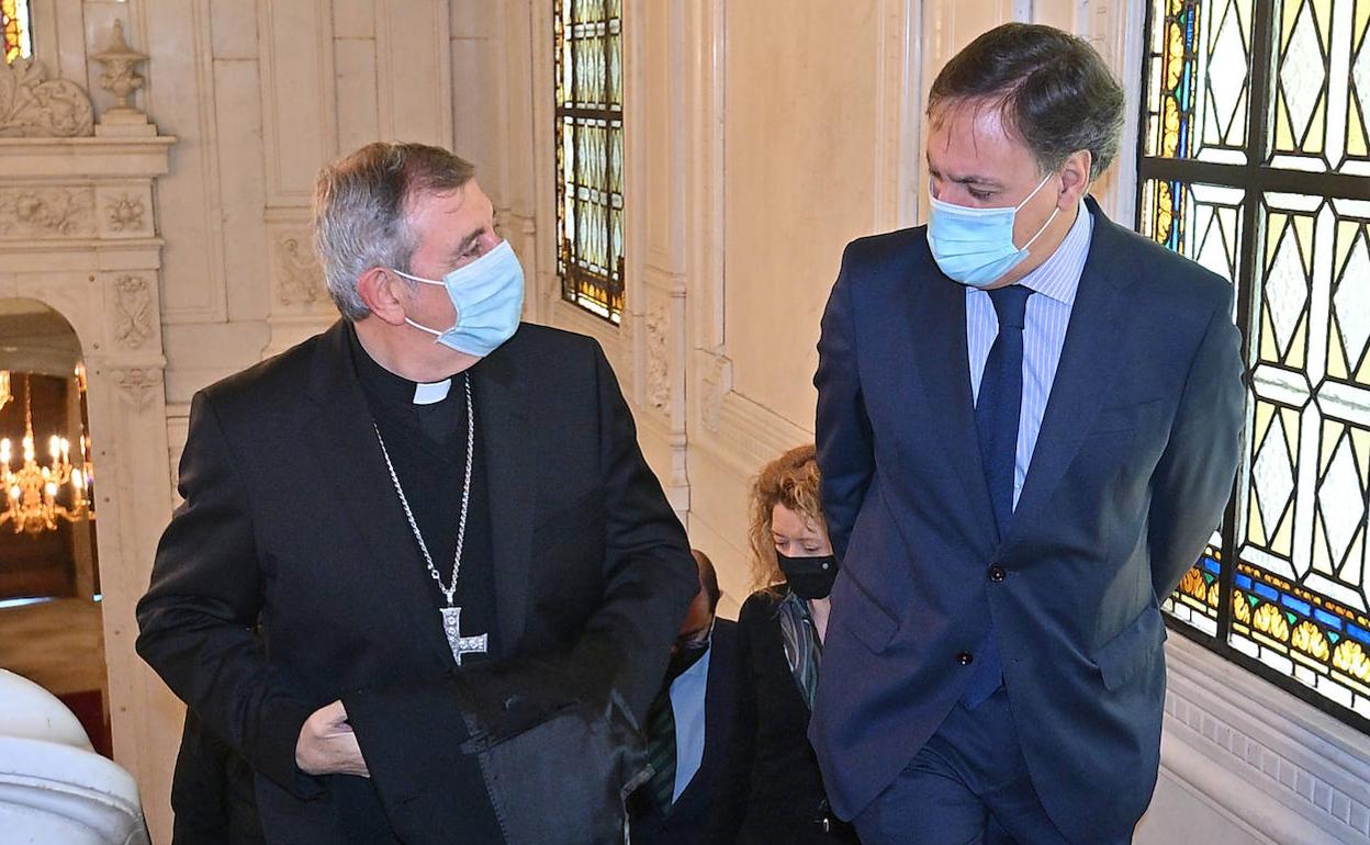 El alcalde de Salamanca, Carlos García Carbayo, recibe al nuevo obispo, José Luis Retana, en el Ayuntamiento de Salamanca. 