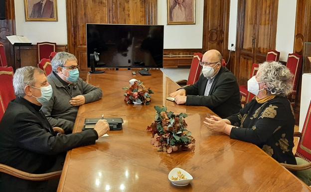 Reunión de esta mañana entre el obispo y la subdelegada del Gobierno en Salamanca. 