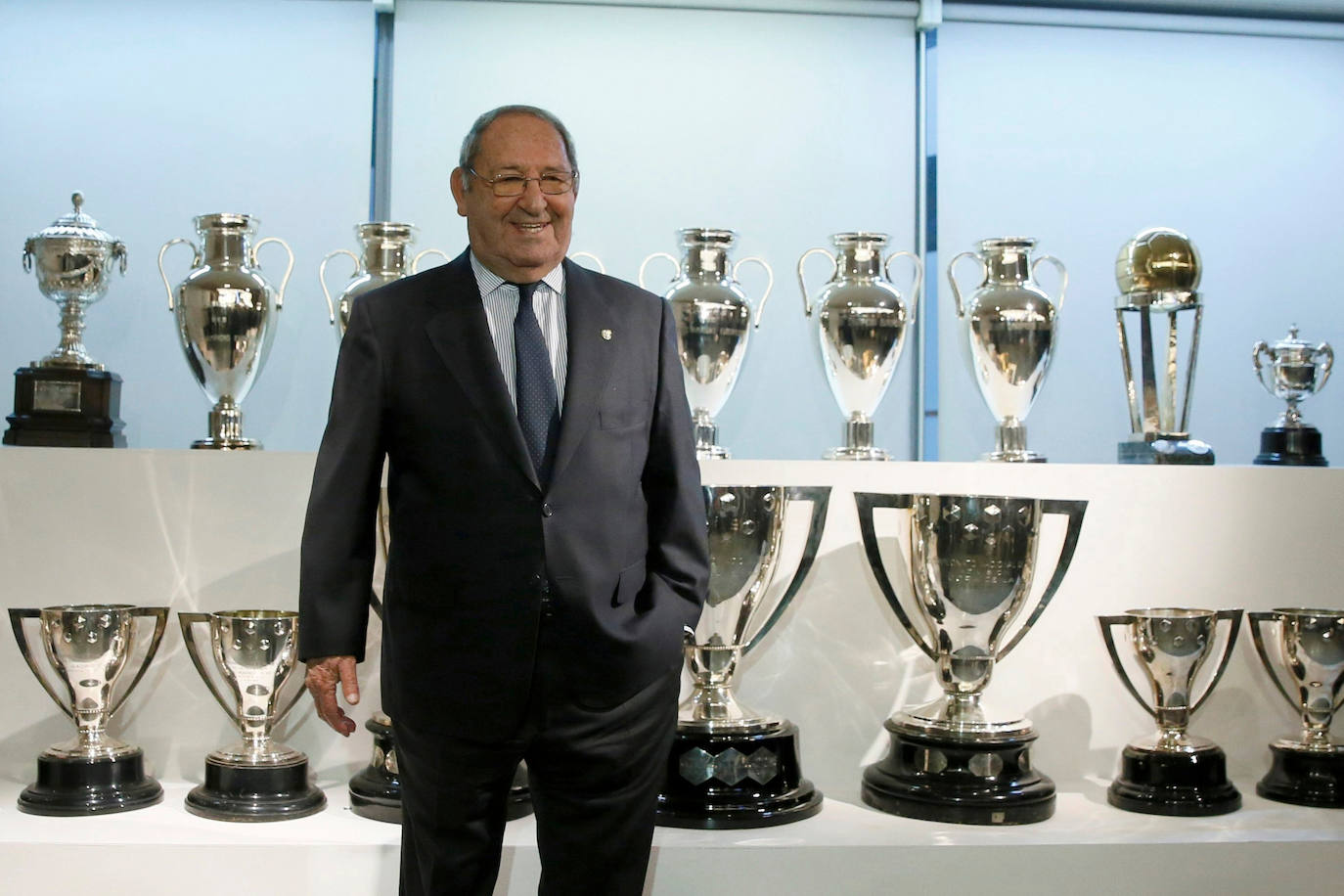 Paco Gento posa en 2016 en la sala de trofeos del Real Madrid. 