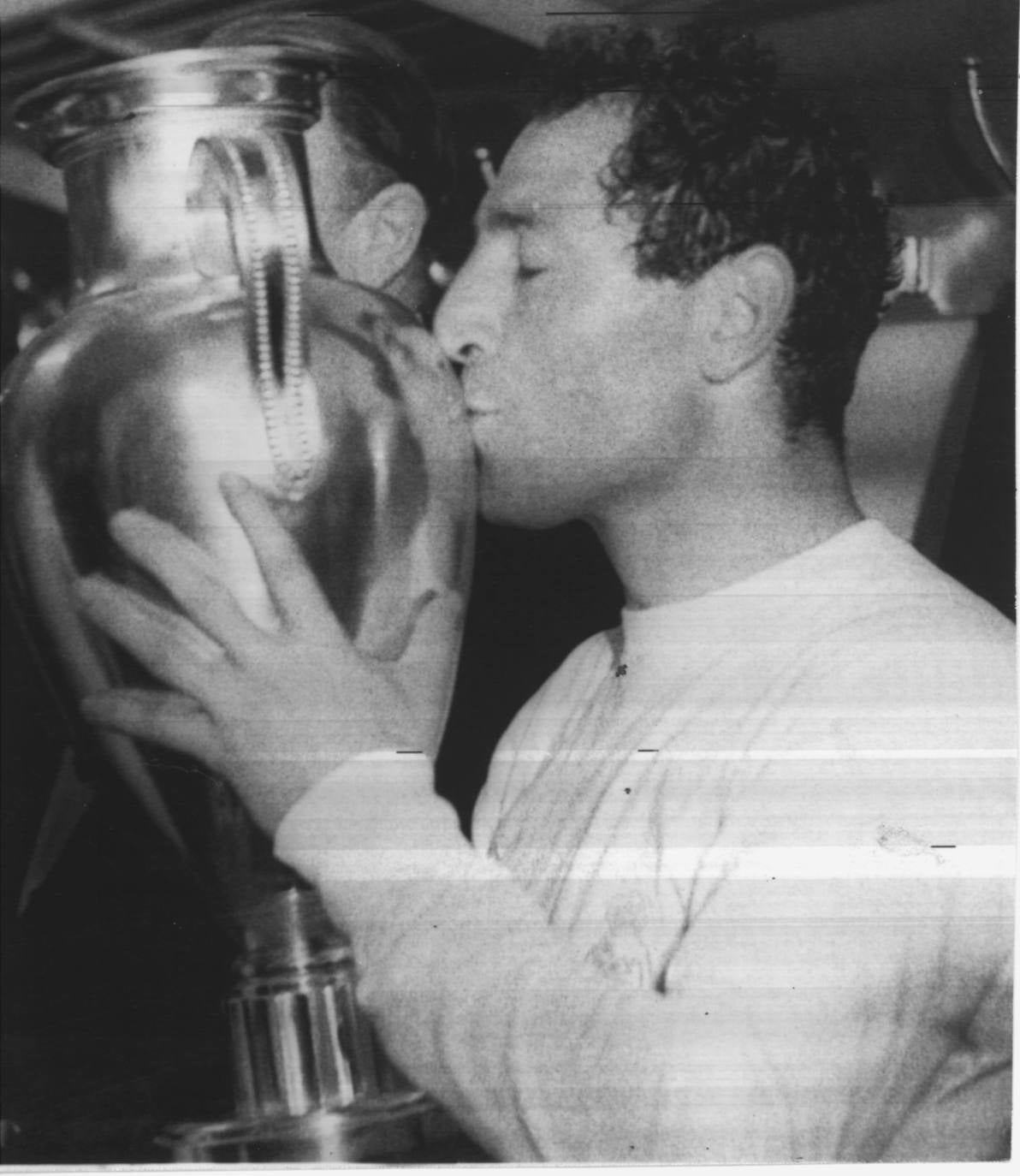 Gento besa la Copa de Europa de 1966. 