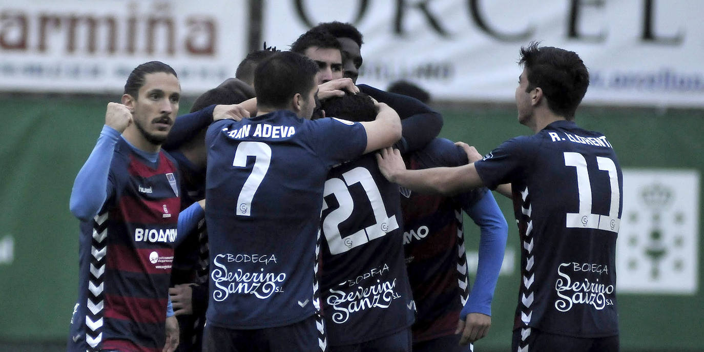 Celebración de un gol de la Gimnástica Segoviana.