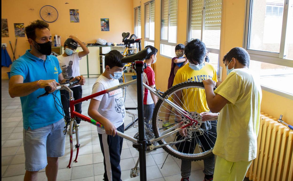 Programa de arreglo de bicis en el colegio C. Colón, que lucha contra la segregación escolar. 