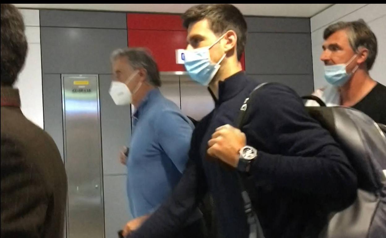 Djokovic desembarca de su avión en Dubái después de perder la batalla legal en Australia para quedarse y jugar el torneo.