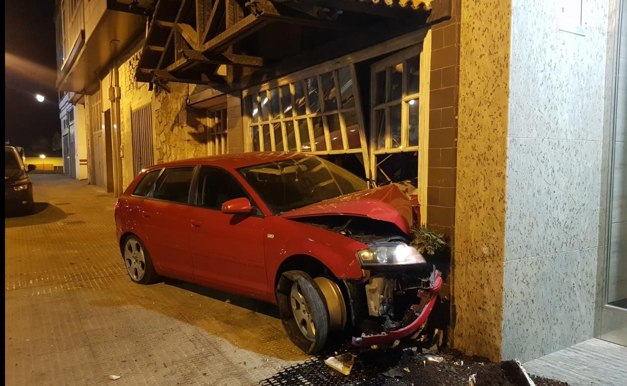 El turismo ha quedado empotrado contra la fachada del establecimiento en Burgos capital.