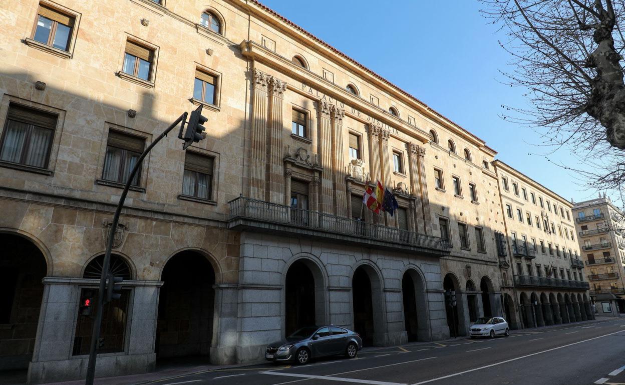 Fachada principal de la Audiencia Provincial en Salamanca. 