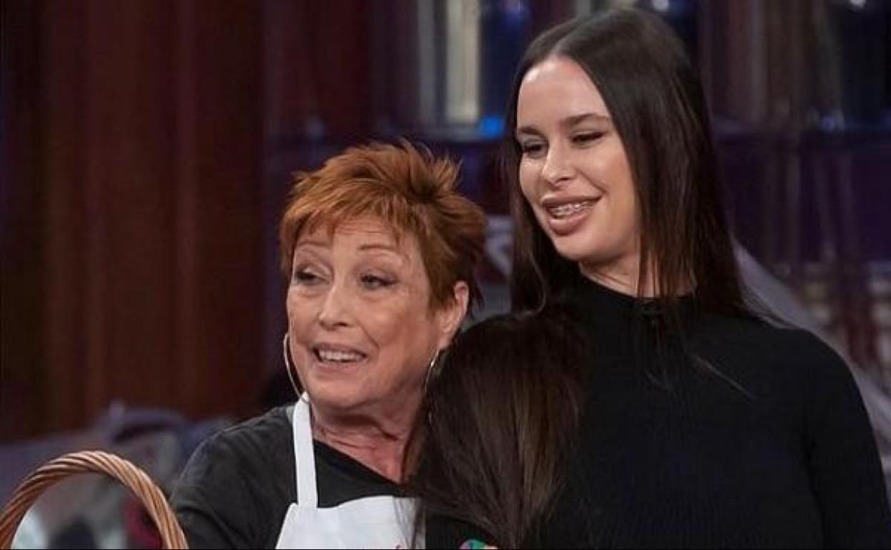 María con su madre Verónica Forqué, en Masterchef. 