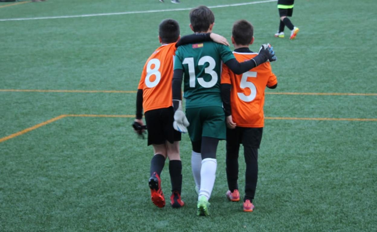 Imagen de archivo de tres jugadores de la cantera del CD Parquesol. 