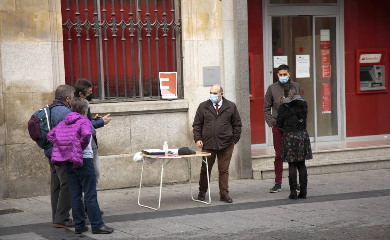 España Vaciada Salamanca informando a los ciudadanos salmanatinos. 
